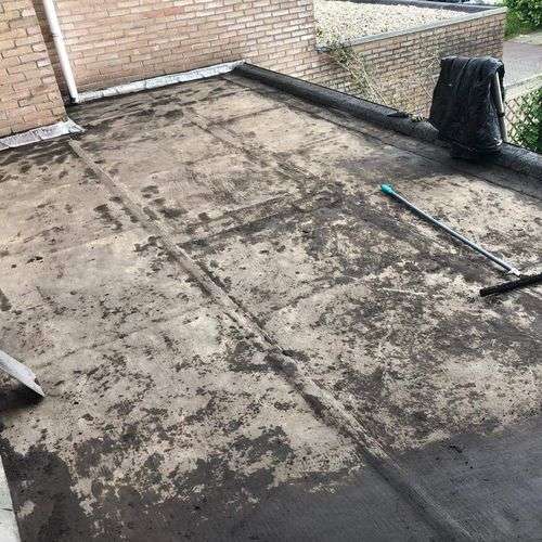 Schoonmaken van een plat dak in Winsum